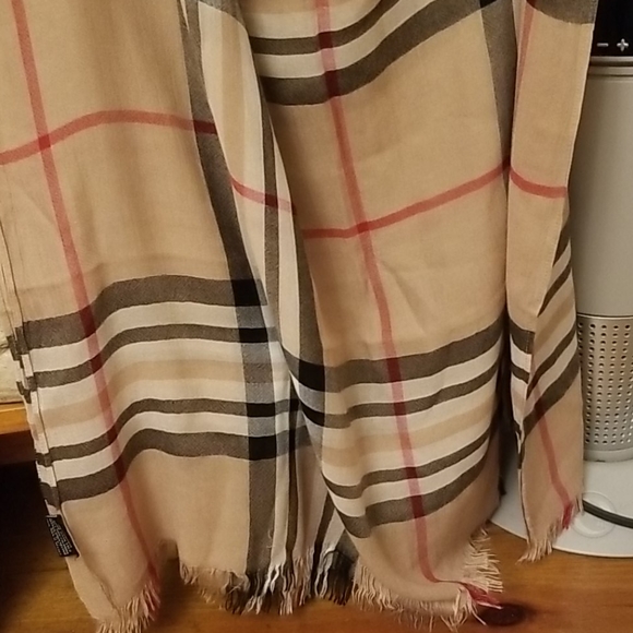 Fabulous scarf/wrap - Picture 2 of 7